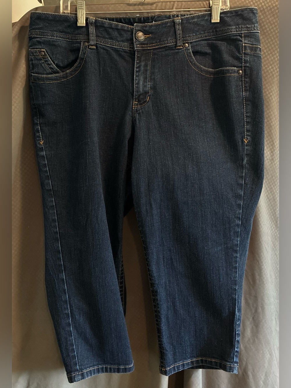 Lane Bryant Women’s Dark Wash Capri Jeans w/Five Pocket Design; Size 18